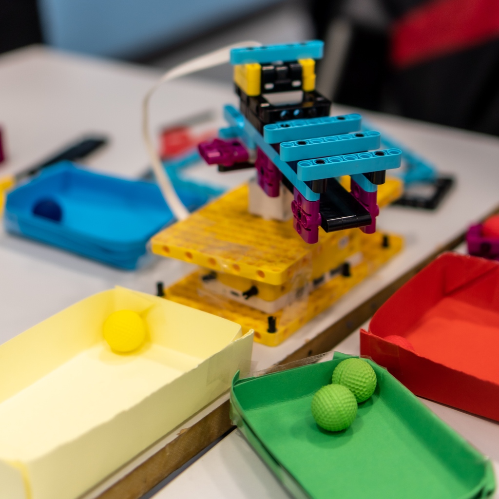 aveea_org's tweet photo. Now, maybe sorting coloured balls isn't the most pressing issue out there. But it's amazing what pupils can do when with just a kit of #LEGO and a challenge in front of them. 

Amazing job from the students @TCOLC_News @TCOLCScience

#LegoEducation #STEMEducation https://t.co/D7RGWzkEs2