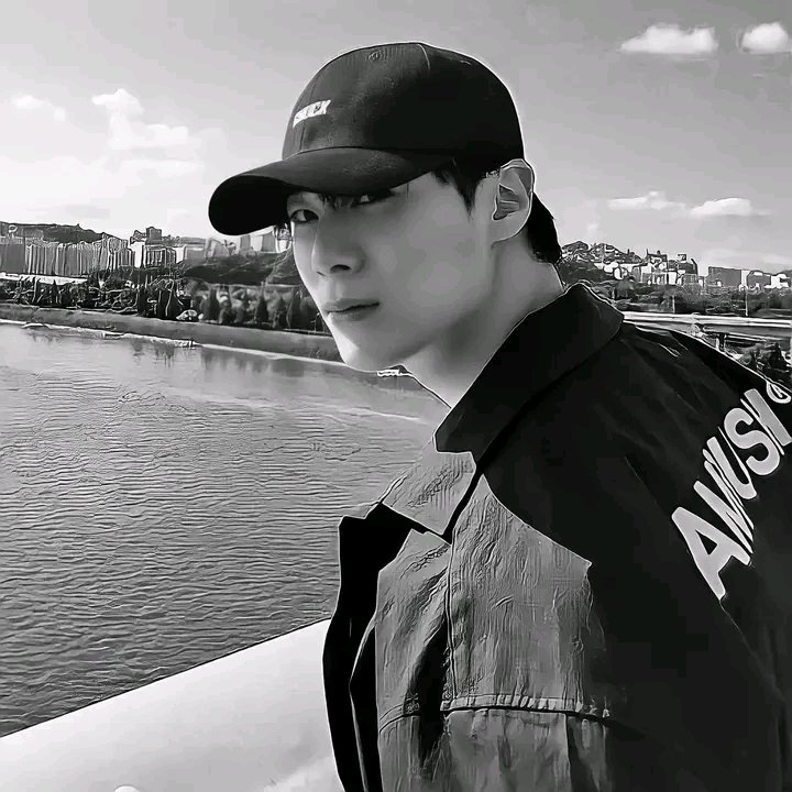 chua_rm's tweet photo. In another life, I would make you stay
so I don't have to say you were the one that got away...

The one that got away 🕊

#MoonBinWeLoveYou 
#RIPMoonbin 
#astromoonbin 
@ASTRO_Staff https://t.co/I1TYQqHWRY