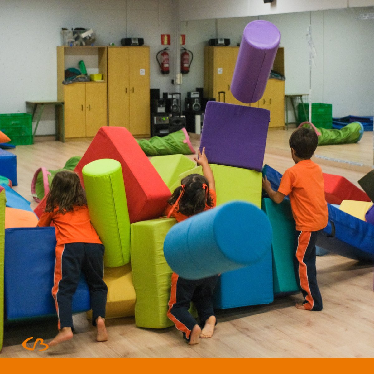 ColBernadette's tweet photo. 🦵 ¿Sabes qué es la #psicomotricidad Aucouturier?

☑ Se realiza en un espacio amplio con elementos que invitan al juego sensoriomotor.

🇬🇧 👩‍🏫 Impartimos esta clase en #inglés para que nuestros alumnos interioricen el idioma desde la edad temprana.

#alumnoCB #DisciplinaPositiva https://t.co/vd6BJVBfsh