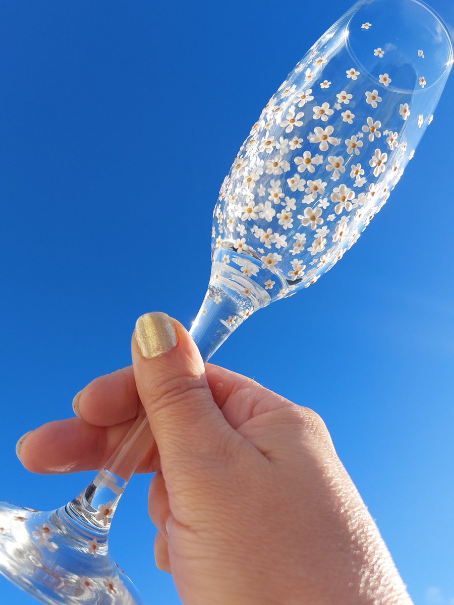 coastal_create's tweet photo. There's been a real Spring feel down here in Cornwall this week, so we couldn't resist sharing an image of our 'Daisy' flute. You can see our full range of hand painted glassware on the link below:
https://t.co/v1OeDT71NO
#EarlyBiz #MHHSBD #shopindie https://t.co/DqPgTPwmZI