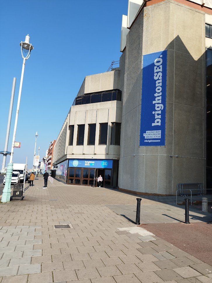 Was thoroughly entertained + educated by a fantastic line up of speakers at the #onlineprshow (shout out  <a href="/AzeemDigital/">Azeem Ahmad</a>, <a href="/MaryOliviaHicks/">Mary Olivia Hibberson (née Hickey)</a> <a href="/SudhanaSingh/">Sudhana Singh</a> <a href="/Clarabkelly/">Clara Kelly</a> <a href="/KarimAdibPR/">Karim Adib</a> <a href="/iamrofe/">Mark Rofe</a> <a href="/amandajwalls/">Amanda Walls</a> Sophie Warner <a href="/RalucaZdru/">Raluca Zdru</a> Daniele Saccardi). Now for day 2 of #BrightonSeo