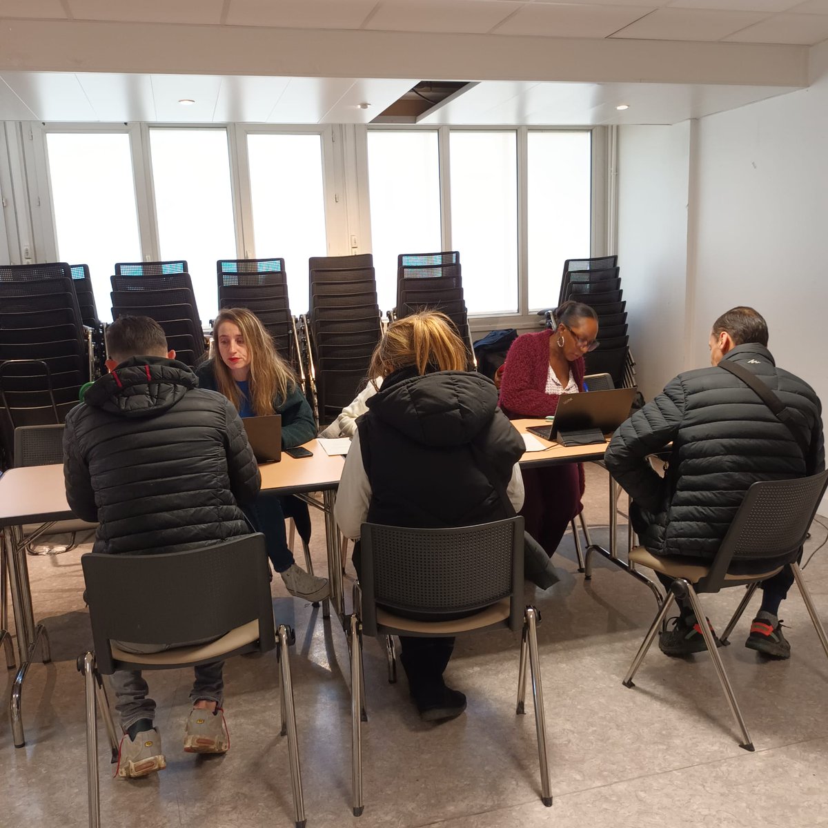 Découverte des métiers de la #securite avec @poleemloi_IDF de Mantes et le centre de formation INFISS. Une centaine de demandeurs d'emploi présents : des entrées en formation, des tests de valorisation des compétences, des entretiens individuels
#TousMobilisés