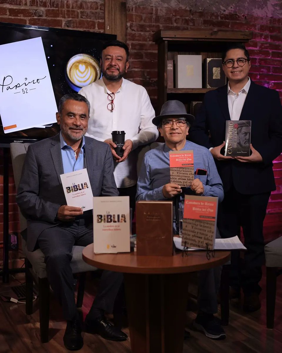 papiro_52's tweet photo. ¡Detrás de cámaras del coloquio "La Biblia en nuestro idioma: Del Papiro 52 a la primera Biblia en Español"! 📚🎥

#papiro52 #laBiblia #QUINTOANIVERSARIO https://t.co/43noFxqnBp