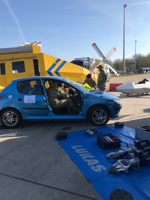 DynastartTools's tweet photo. Gisteren aanwezig geweest op de Fire Experience Day van @Defensie op vliegbasis Woensdrecht  Enkele producten uit ons leveringsprogramma laten zien en demonstraties gegeven van het SwanGard rescuevest samen met Swan Rescue. #FireExperienceDay #Brandweer https://t.co/ZUCb2iFzxj