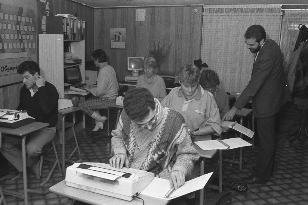 RATilburg's tweet photo. Vandaag is het #secretaressedag. Een vak waarvoor zeer specifieke skills vereist zijn. Gelukkig kon je back in the eighties bij Stetycor in #Tilburg terrecht voor lessen: STEno, TYpen, en CORrespondentie. #afkorting #collectievissen #secretaresse [fotograaf Multivision&amp;Partners] https://t.co/sWNkzAAae3