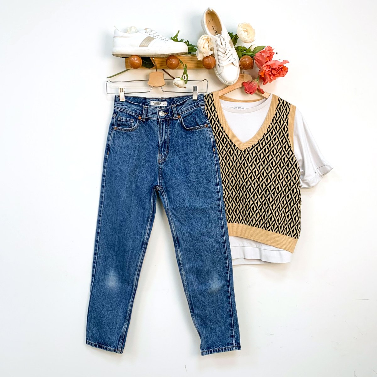 ¡Feliz jueves! ✨Os dejamos un look con chaleco, ¡súper tendencia esta temporada! ❤Hazte con las prendas clave de esta primavera, comprando #secondhand y de manera sostenible 👉 micolet.com ♻

#segundamano #ootd #fashiondailyideas