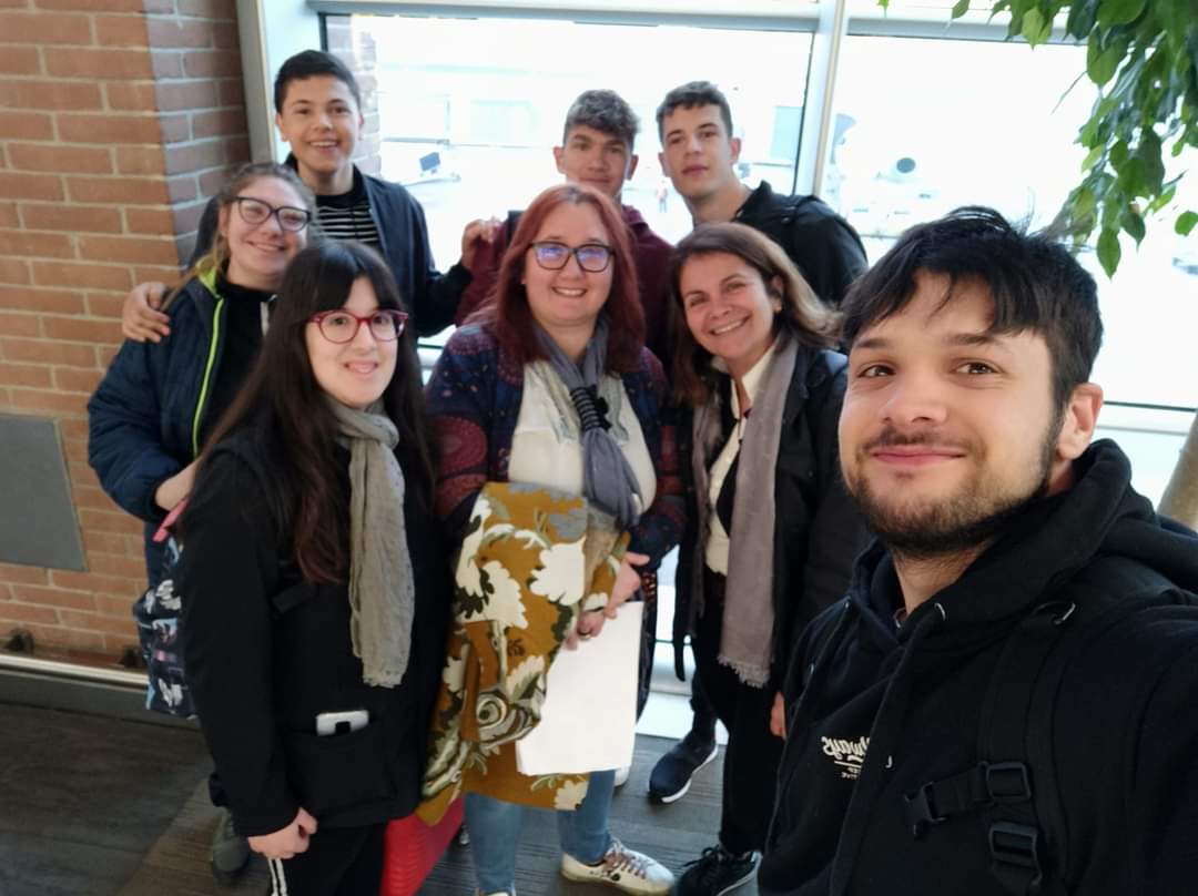 mobilitatINSPM's tweet photo. Aquests dies ens han visitat alumnes de l'escola Francesco d'Assisi arribats de la ciutat italiana de Pàdova.  Han realitzat classes amb els nostres alumnes de PFI de jardineria i cuina, així com una formació a l'hotel Belvedere de Salou. Gràcies per la vostra visita. Arivederchi https://t.co/m0WWACXykn