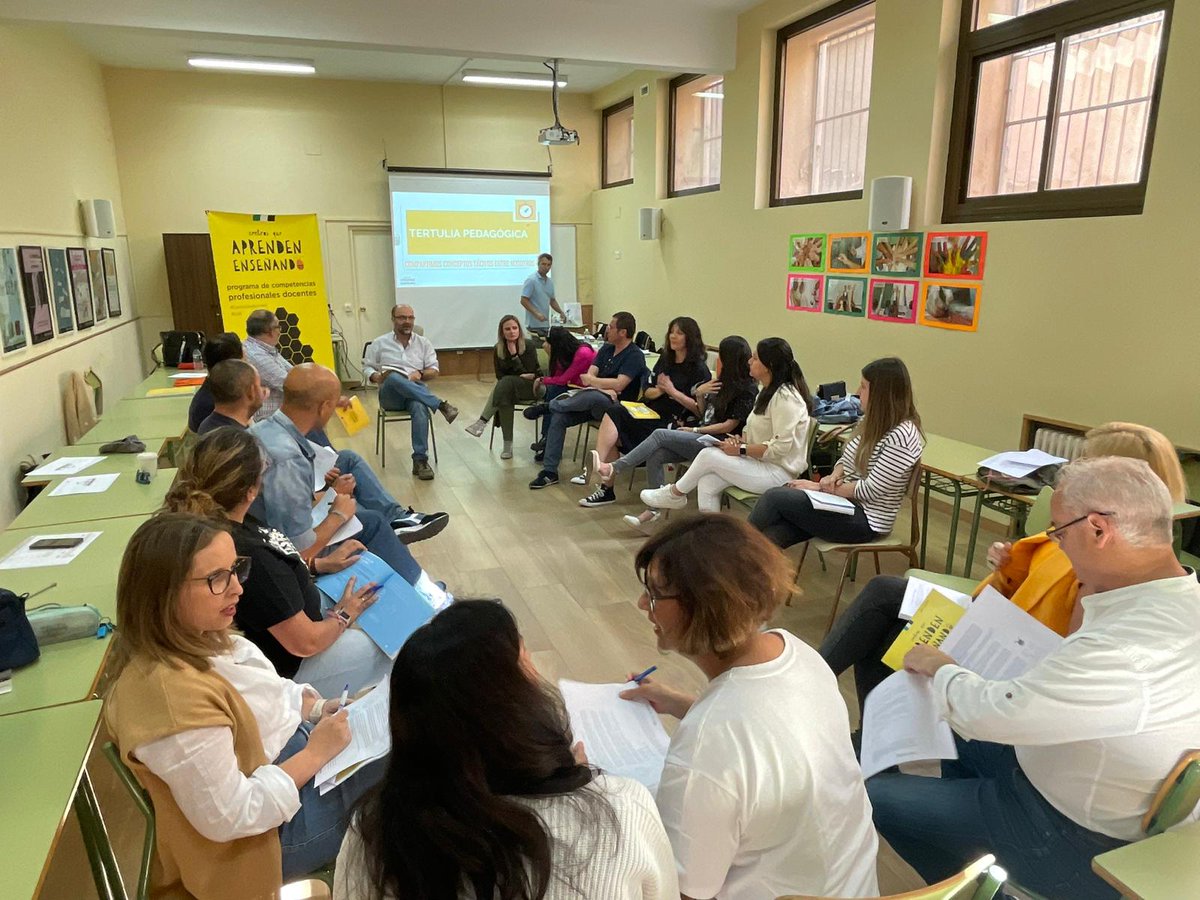 CPRBADAJOZ's tweet photo. 🍯 Centros que Aprenden Enseñando🐝 #CqAE1
Seguimos aprendiendo a través de las Competencias Individuales‼️
📌CPR de Cáceres
#upebadajoz
#upecaceres
#CqAE
#CentrosQueAprenden https://t.co/C5v402bOhN
