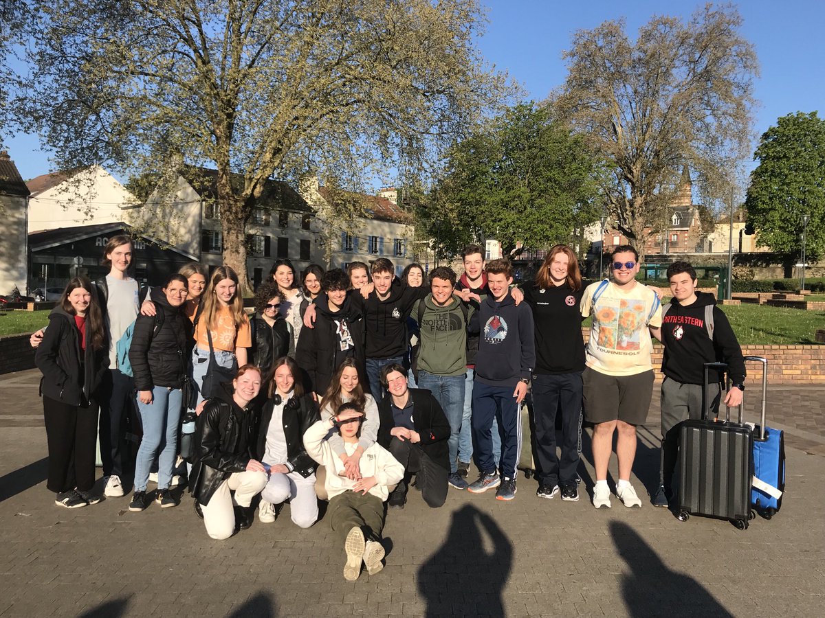 Together again after the family stay, lots of tears as they said goodbye to their hosts. On to more adventures! #medfieldps ⁦<a href="/MedfieldHS/">Robert Parga</a>⁩