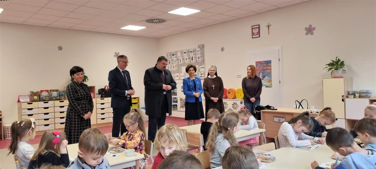 MRPiPS_GOV__PL's tweet photo. 📸 Minister @MarlenaMalag odwiedziła nowe Gminne Przedszkole Publiczne w #Rytro. Na inwestycję gmina pozyskała środki z Rządowego Funduszu Inwestycji Lokalnych: dofinansowanie w wysokości 4,7 mln zł. https://t.co/eaZjA1ylvj