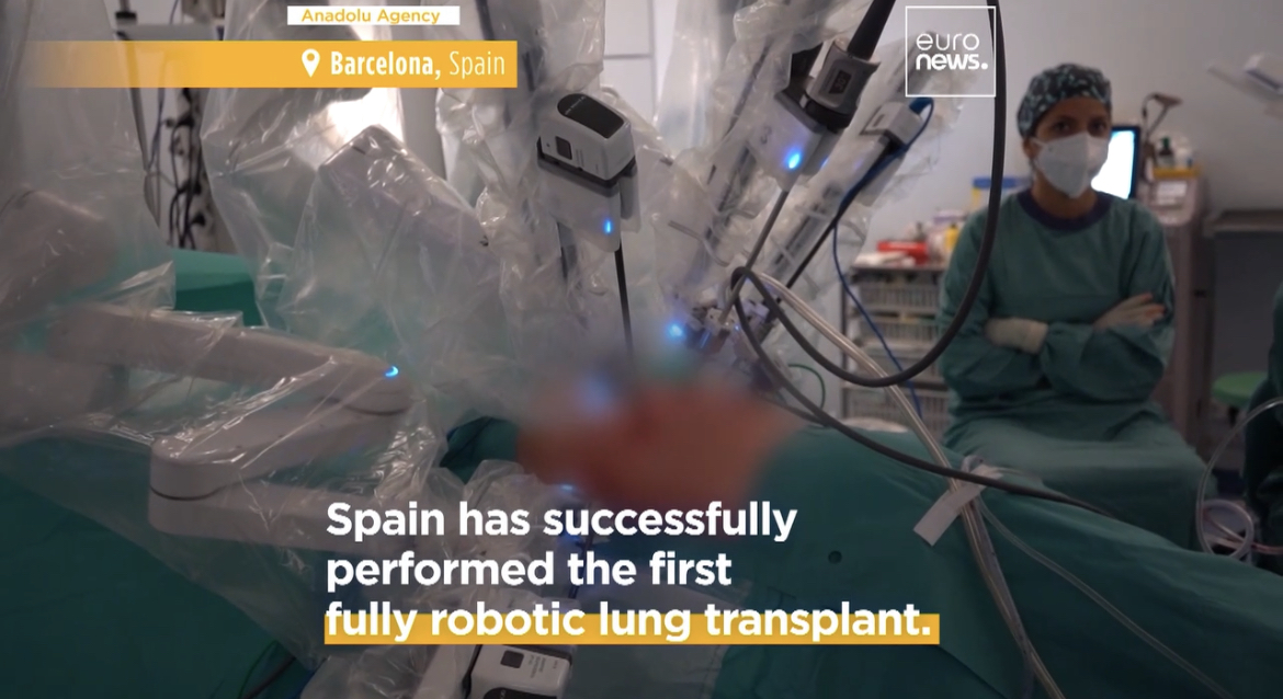 A team of surgeons has successfully performed the world’s first robotic lung transplant euronews.com/next/2023/04/1…