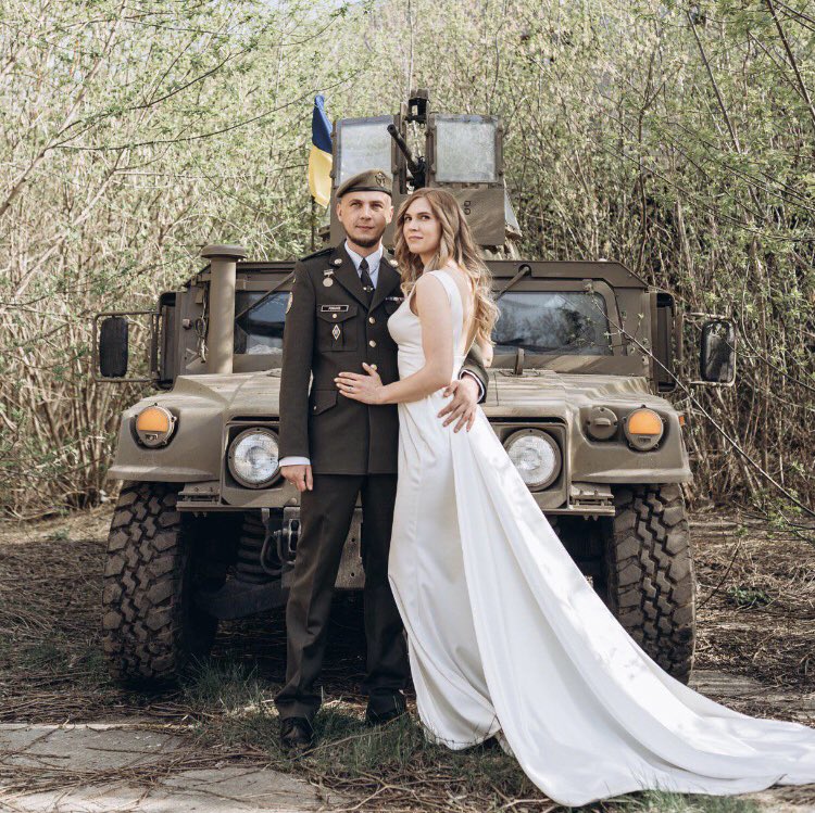 visegrad24's tweet photo. Wedding in Ukraine, April 2023.

🇺🇦 https://t.co/NzvFiOzPdy