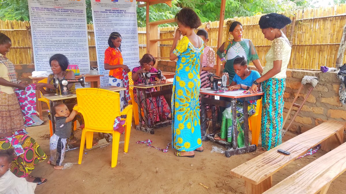 CaritasUvira's tweet photo. Dans le cadre du projet #SGBV financé par #UNFPA, 145 #femmes et jeunes #filles participent aux activités #ergothérapeutiques et #récréatives dans les espaces sûrs à #Ngalula et #Lubichako dans la Zone de #Santé de #Kimbi - #Lulenge en territoire de #Fizi. @UNFPARDC https://t.co/jZ2R4r5zLg