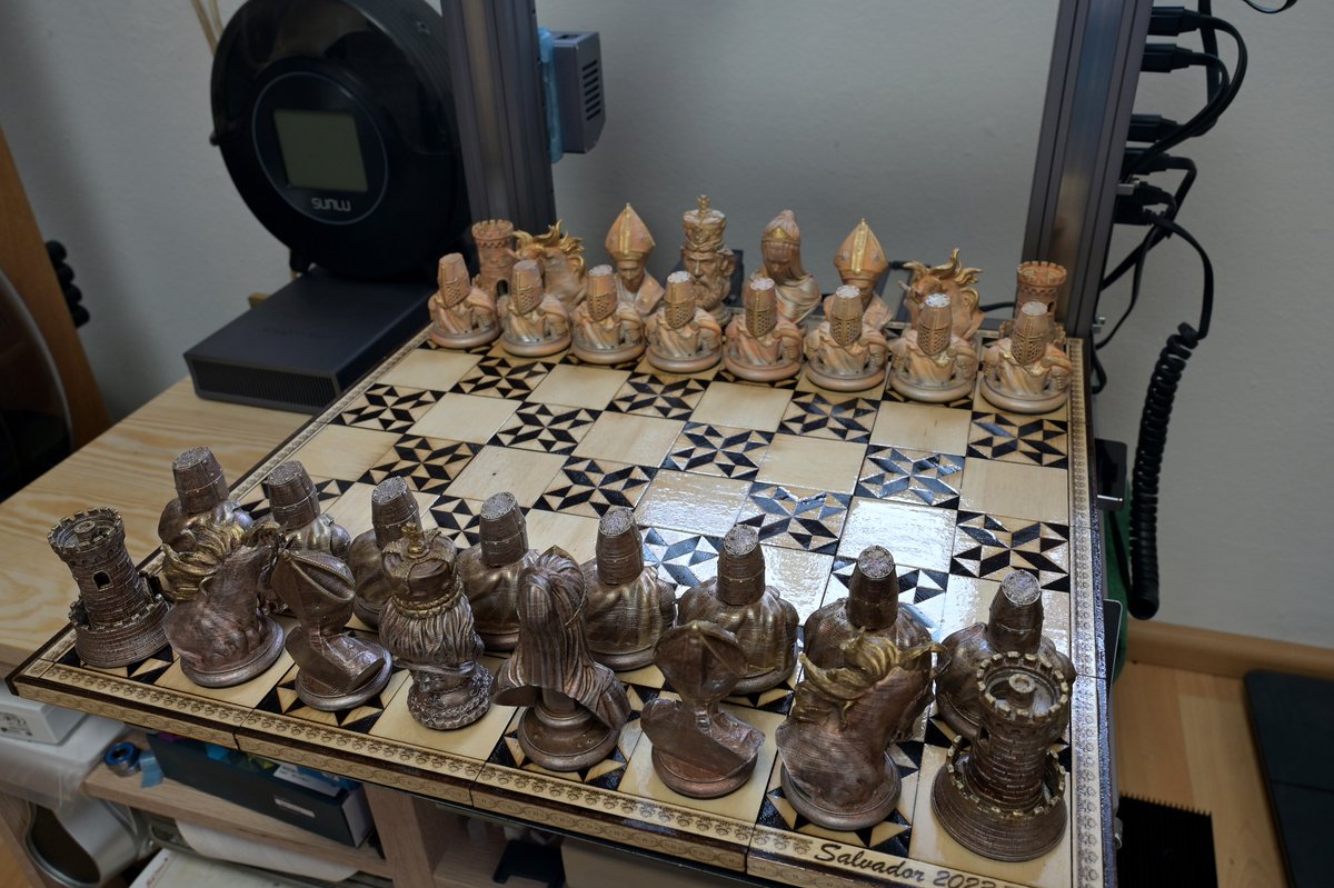 snapmaker's tweet image. An awesome self-made #chessset by Robert Salvador, realized with the help of #Snapmaker 2.0 F350 + 10W Laser Module.

STLs can be found on Cults (CLASSIC SCULPTURES SCHACHSPIEL).

#snapmakershowcase #3dprinting #laser #diy