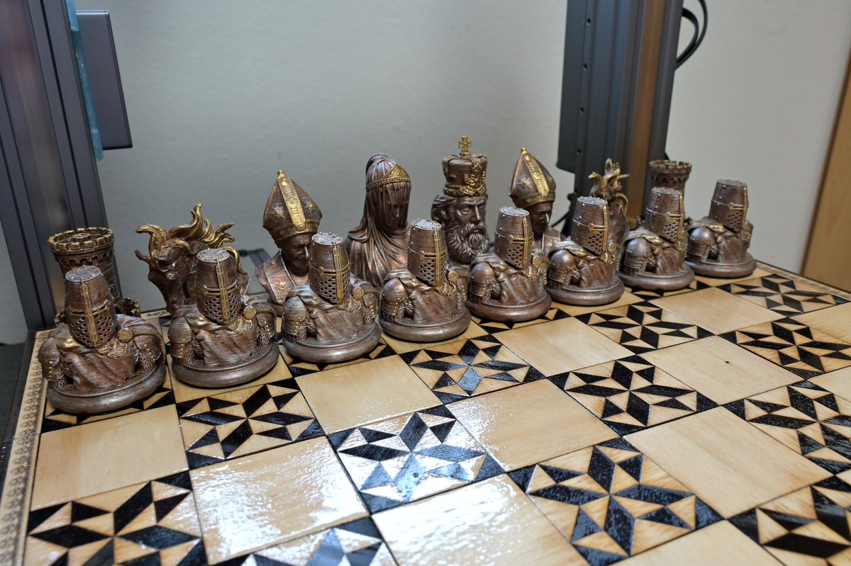 snapmaker's tweet image. An awesome self-made #chessset by Robert Salvador, realized with the help of #Snapmaker 2.0 F350 + 10W Laser Module.

STLs can be found on Cults (CLASSIC SCULPTURES SCHACHSPIEL).

#snapmakershowcase #3dprinting #laser #diy