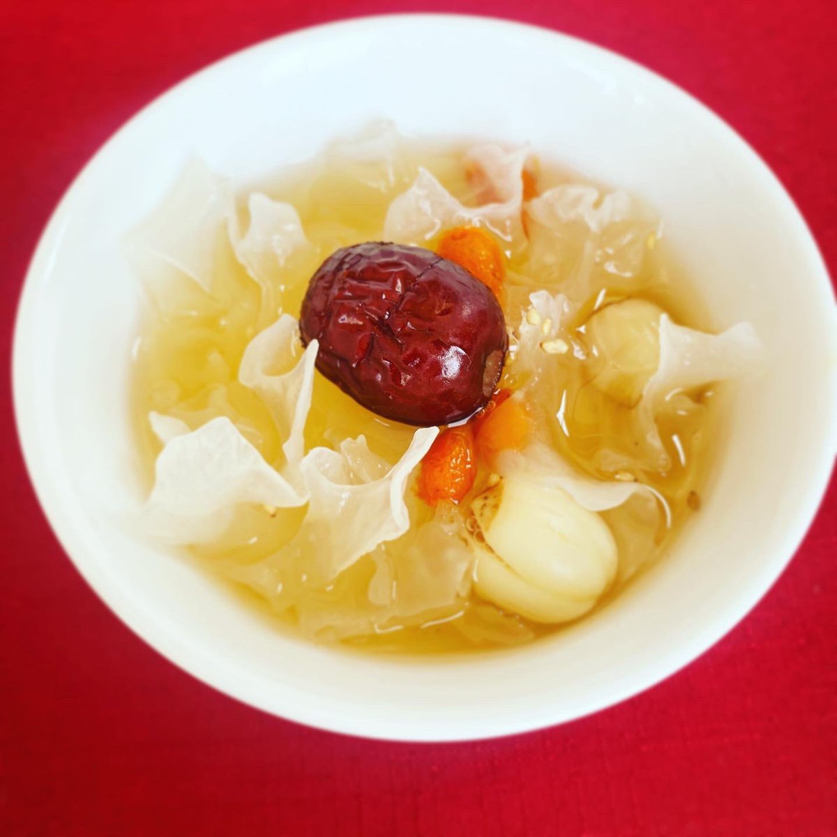 kuruminosoup's tweet photo. 本日のスープは、定番のオーガニックトマトのスープの他、甘いシルクスイートを使ったさつまいものポタージュ。
ゴロゴロさつまいもも入っています！
更に、薬膳デザートスープもご用意。
白キクラゲ、ナツメ、クコの実、蓮の実が入っていて美容が体に潤いを与えてくれます。😊

#本日のスープ https://t.co/PSHlp9U7zz