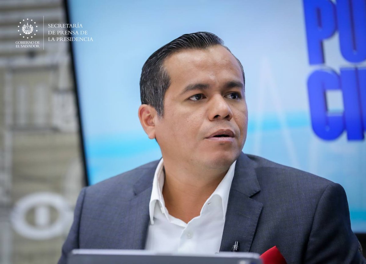 SecPrensaSV's tweet photo. #PagoDeDeuda | "Cumplimos nuestros compromisos fiscales", remarca el ministro de @HaciendaSV, @AlejandroZelay9. #SecretaríaDePrensa https://t.co/0UzBBaD9dT