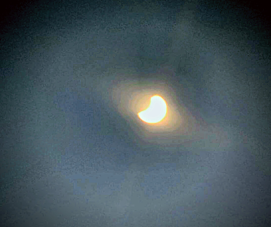 DrDavidHoney's tweet photo. It begins!
#PerthEclipse #SolarEclipse #Eclipse2023 #EclipseWA https://t.co/QfbeoWKFBg
