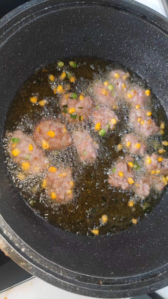 MTFdandan's tweet photo. 今天是炸物套餐捏，自己撒的海苔粉，虾片炸的超脆，做了好多吃不完送给有缘人 https://t.co/mcYY0BuJaU