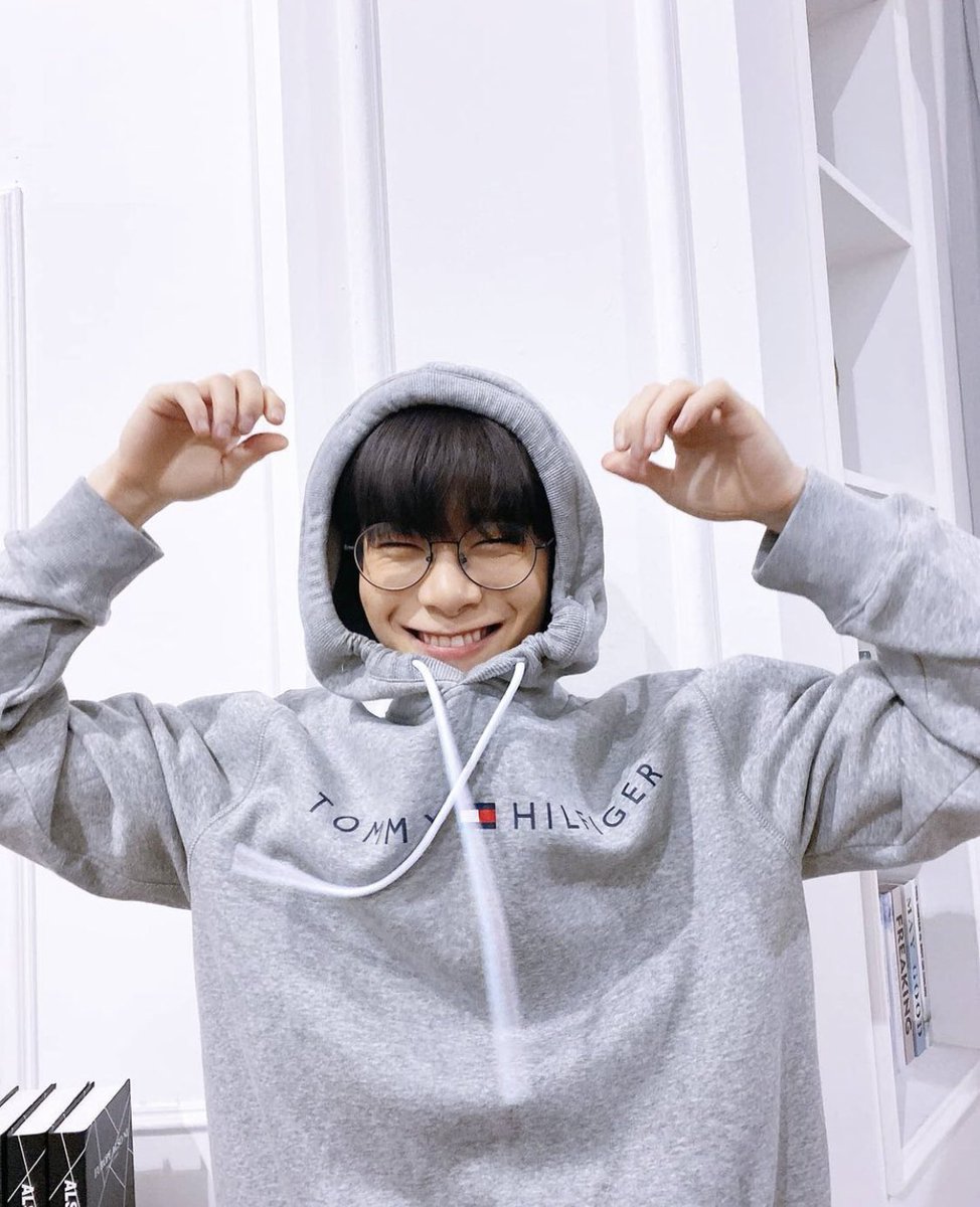 pvante95's tweet photo. บินน ขอบคุณสำหรับทุกอย่างที่ผ่านมาเลยนะ บินคือความน่ารักของโลกใบนี้ รอยยิ้มลูกแมวของบินมันน่ารักมากเห็นแล้วใจฟูทุกครั้งเลยนะ เราไม่รู้เหตุผลอะไรที่ทำให้เธอต้องจากกันไปเร็วขนาดนี้ แต่เธอจะอยู่ในใจเราเสมอนะ รักบินนะ หลับให้สบายไปเป็นความสดใสอยู่บนสวรรค์นะ RIP 🤍
 #MOONBIN #มุนบิน https://t.co/iTctowzFpv