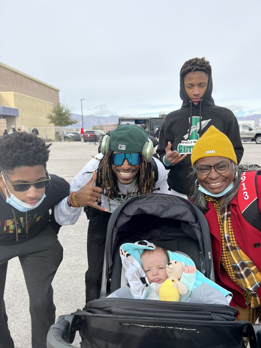 bbarrera07's tweet photo. @IamArtisAndrsen Doing the whole dad thing. Still an amazing human being and making everyone laugh. His kid is playing for a travel football team. https://t.co/Zm8IPNOkMK
