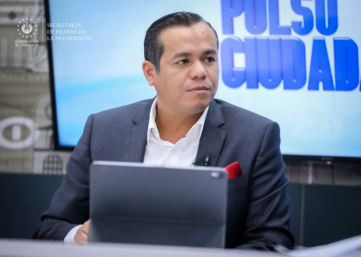 SecPrensaSV's tweet photo. #PagoDeDeuda | El ministro de @HaciendaSV, @AlejandroZelay9, recuerda que el Gobierno también ha enfocado esfuerzos en la seguridad, atención de la pandemia, dignificación de maestros y policías, entrega de computadoras, entre otros aspectos. #SecretaríaDePrensa https://t.co/eMyuGDRITF
