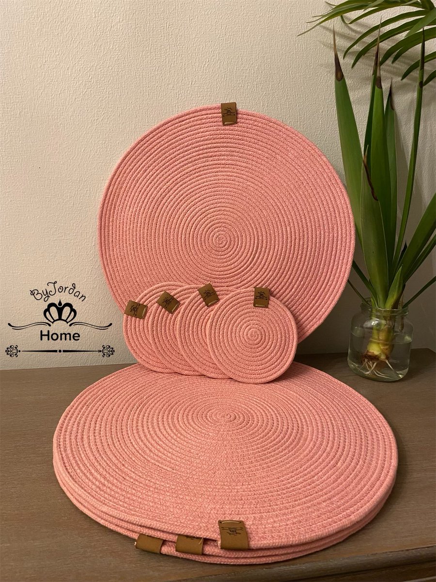 Claudia_Jordan's tweet photo. Juego listo para entrega.
Recién terminado este juego en rosado para 4 personas. Solo Individuales y Posavasos.
#ByJordanHome #HechoAMano #Cordon #Individuales #Posavasos #ByJordan #DecoraTuMesa #DecoHogar https://t.co/8FpsNsNjkt