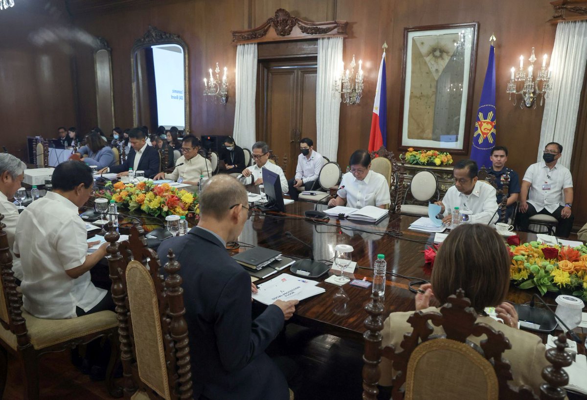 tribunephl's tweet image. PBBM LEADS 5TH NEDA MEETING

President Ferdinand Marcos Jr. leads the 5th National Economic and Development Authority meeting in Malacañang Palace on Thursday, 20 April. | 📸 KJ Rosales/PPA Pool

#Neda 
#pbbmadministration 
#DailyTribune