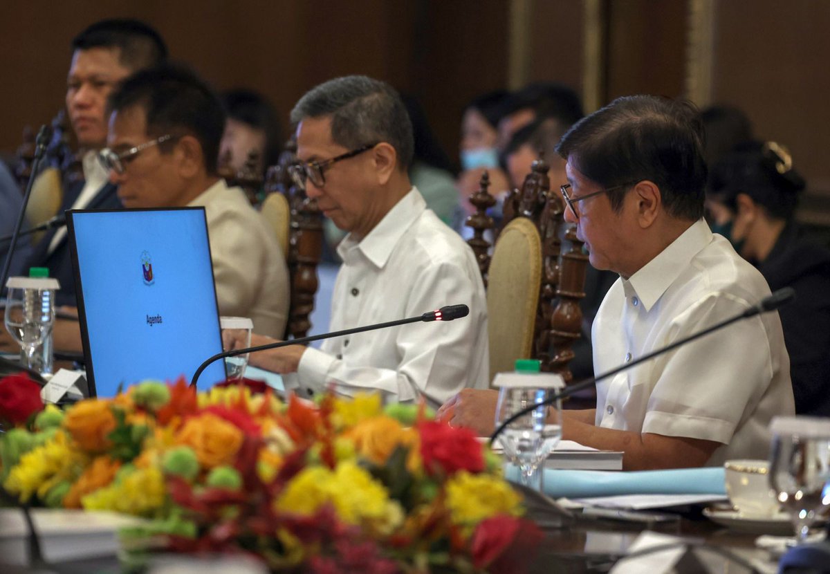 tribunephl's tweet image. PBBM LEADS 5TH NEDA MEETING

President Ferdinand Marcos Jr. leads the 5th National Economic and Development Authority meeting in Malacañang Palace on Thursday, 20 April. | 📸 KJ Rosales/PPA Pool

#Neda 
#pbbmadministration 
#DailyTribune