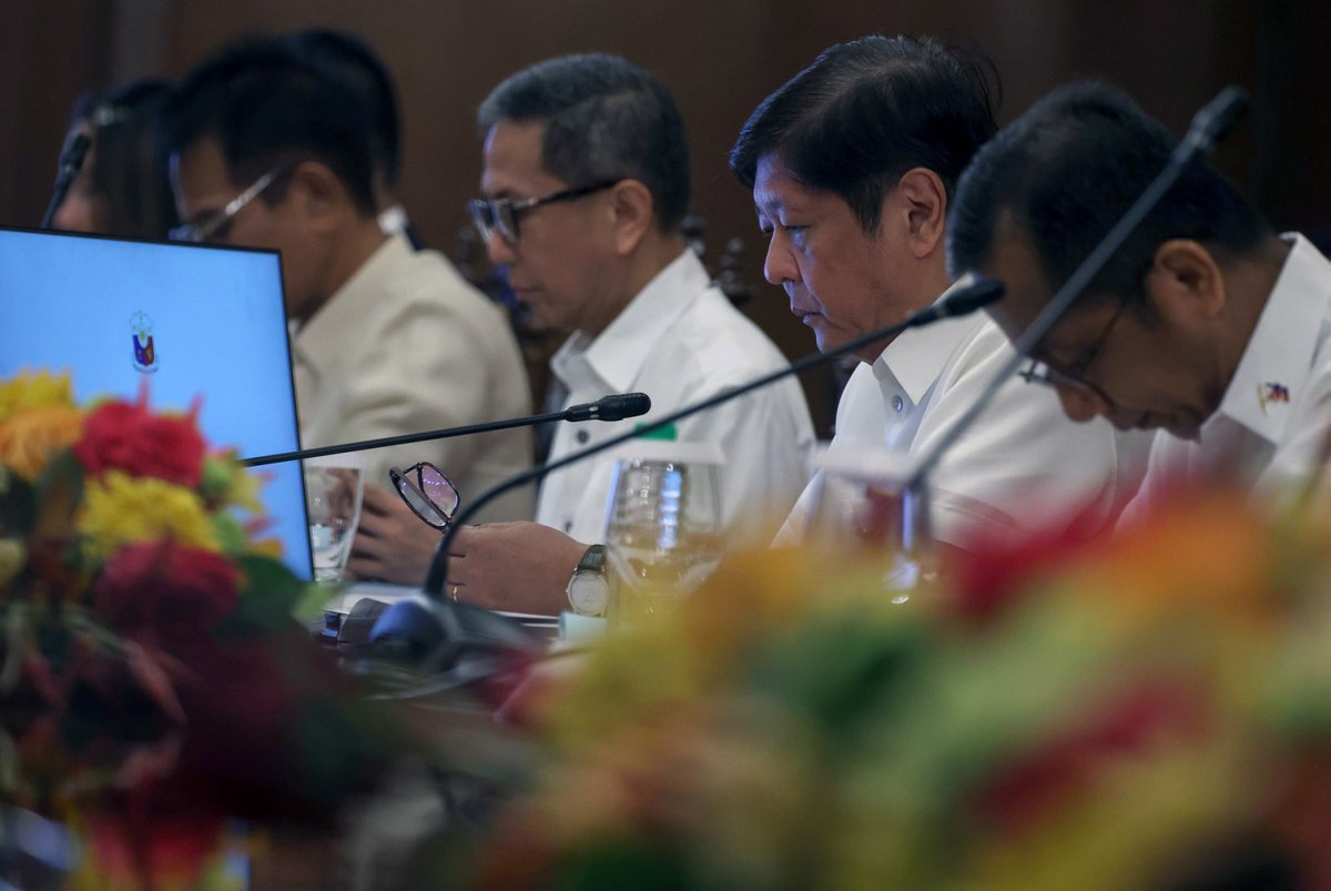 tribunephl's tweet image. PBBM LEADS 5TH NEDA MEETING

President Ferdinand Marcos Jr. leads the 5th National Economic and Development Authority meeting in Malacañang Palace on Thursday, 20 April. | 📸 KJ Rosales/PPA Pool

#Neda 
#pbbmadministration 
#DailyTribune