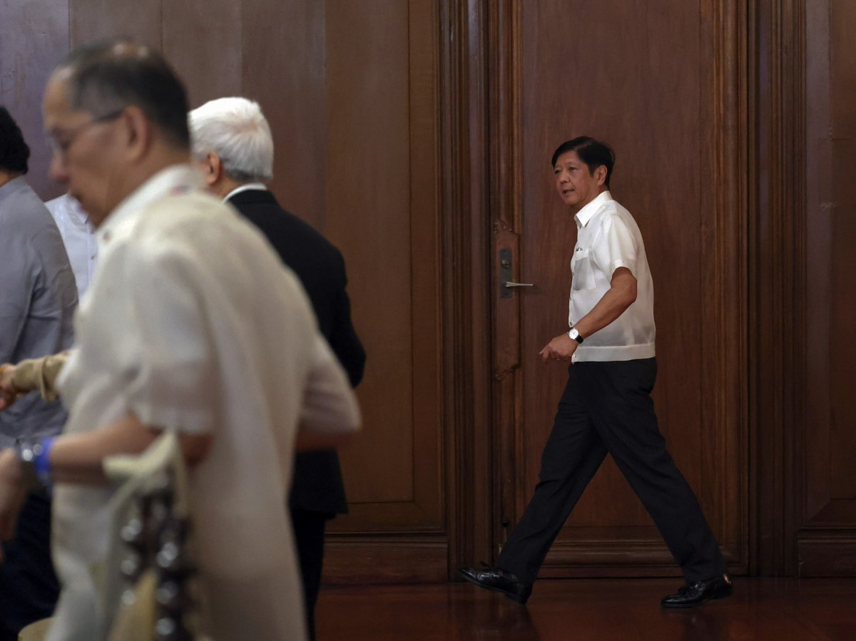 tribunephl's tweet image. PBBM LEADS 5TH NEDA MEETING

President Ferdinand Marcos Jr. leads the 5th National Economic and Development Authority meeting in Malacañang Palace on Thursday, 20 April. | 📸 KJ Rosales/PPA Pool

#Neda 
#pbbmadministration 
#DailyTribune