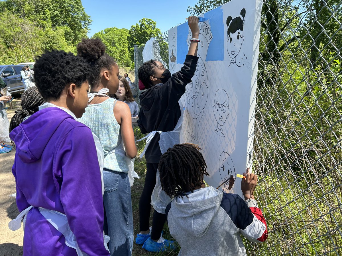 🐼💚 Our 5th grade 🐼🐼 are preparing for their BeltLine Art Exhibit on Fri. @ 1130am!  They’ve worked hard to make connections to the real world thanks to awesome artist, @AyshaPennerman @AtlantaBeltLine. @APSArts @principalfoster @IBinAPS @apsupdate @parksideaps