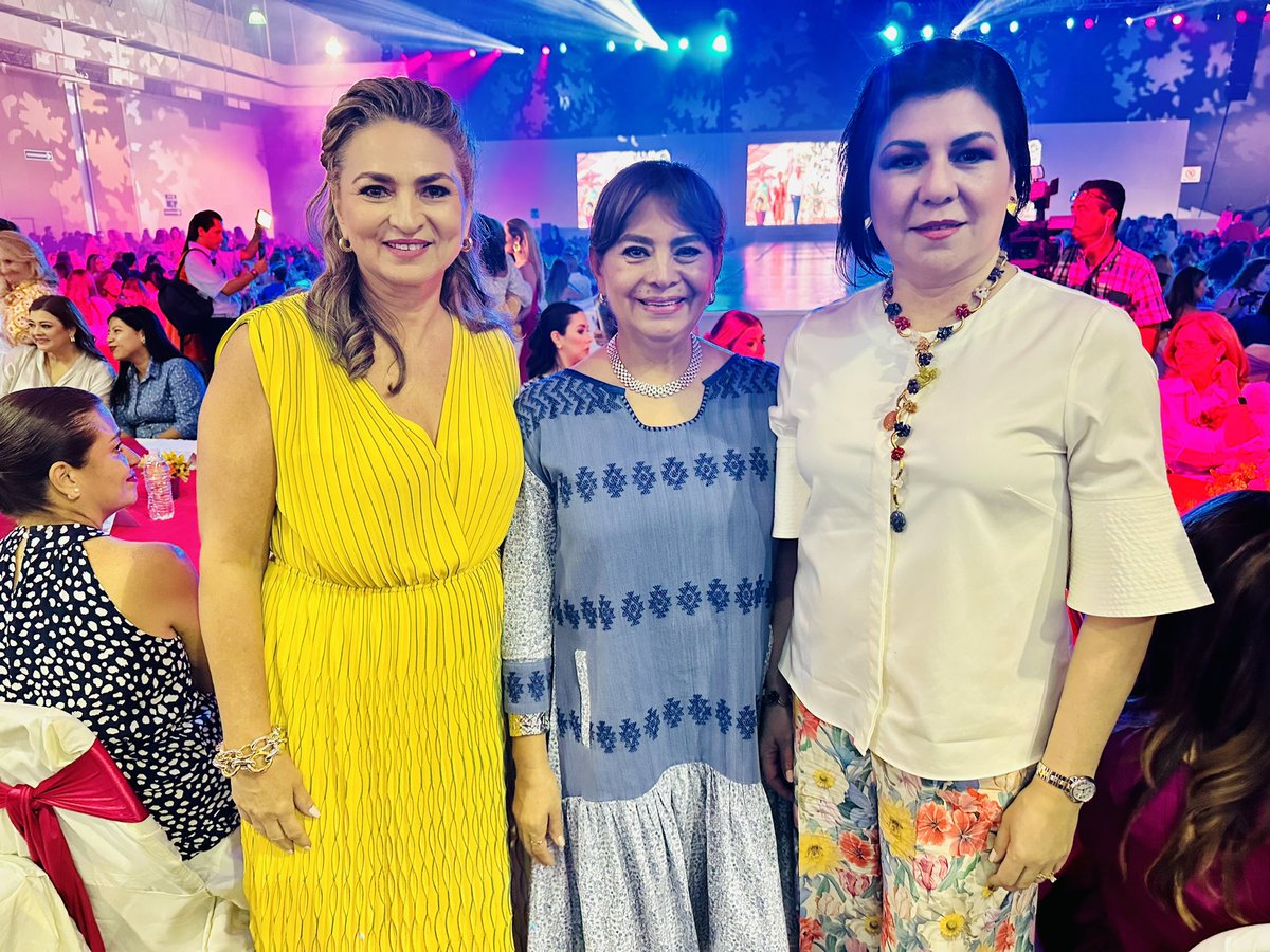 Nelly_Vargas's tweet photo. Qué gusto saludar en el #DesfileDeModas a la Presidenta del Sistema @DIFTabasco, Guadalupe Castro de Merino, y la señora Dea Isabel Estrada de López, esposa del Secretario de Gobernación, Adán Augusto López Hernández. https://t.co/JqR2HpWiAc