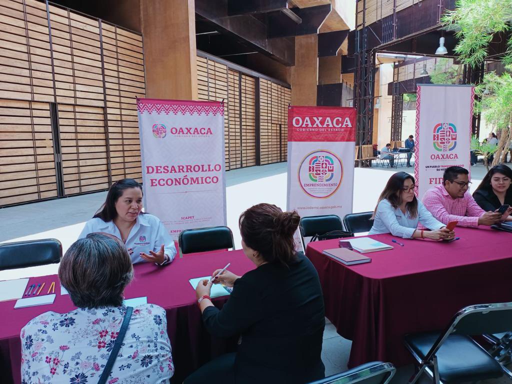 DesEconomicoOax's tweet photo. Participamos en el  Encuentro con Autoridades Municipales, encabezado por el gobernador @salomonj , escuchamos y recibimos las peticiones de los municipios de los Valles Centrales que acudieron al Centro Cultural y de Convenciones. https://t.co/9l2tsAqjHH