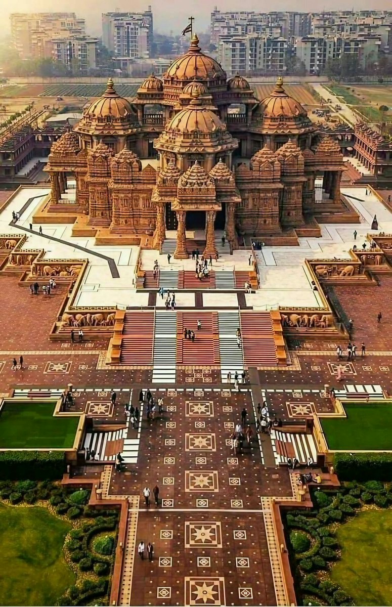 desi_thug1's tweet photo. 10 Extremely Beautiful Swaminarayan Mandir in India that Everyone Must Visit

1. Akshardham Mandir, Delhi https://t.co/wvK0M4OCsf