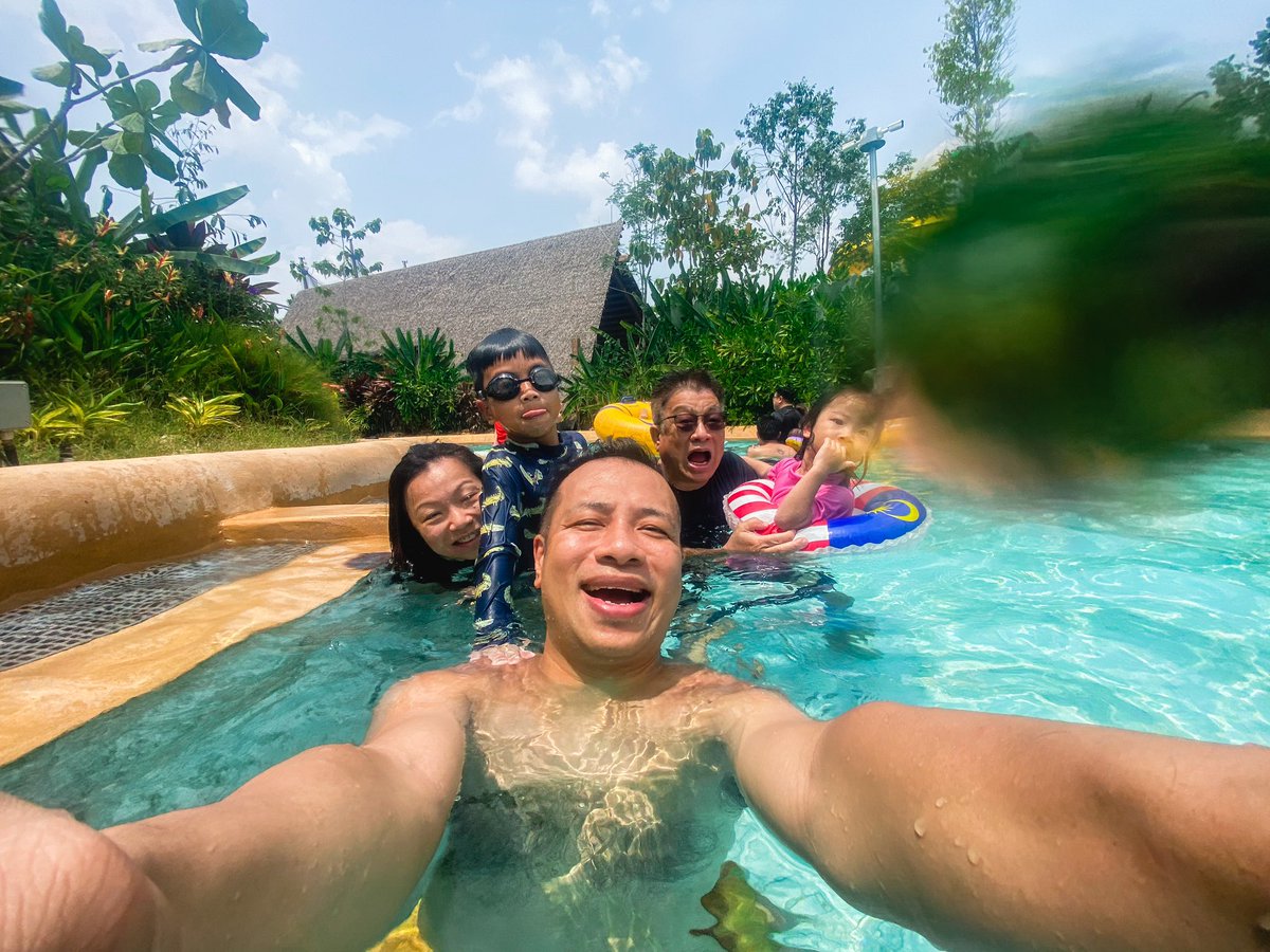 andyyeoh's tweet photo. Sunday Funday with the Fam Bam @ SplashMania! 

#TheYeohs #TheYeohSiblings #andynjay #ZyonYeoh #ZyraYeoh https://t.co/dJu8exMb68