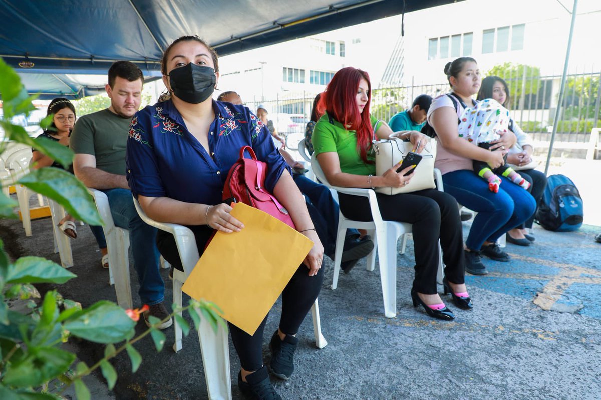 RolandoCastroSv's tweet photo. Cada día, es una nueva oportunidad que tenemos los servidores públicos de poder ayudar a nuestro pueblo.

Es muy placentero recibir un curriculum de una persona que no tiene empleo, pero es una felicidad, una semana después hablarle y decirle que ya tiene un trabajo digno (hilo) https://t.co/p2cOXOmvKA
