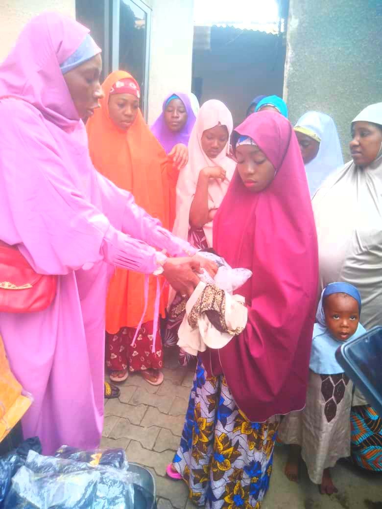Basheernuhu01's tweet photo. PHOTOS: The incoming First Lady of Katsina State, insha Allah, Haj Zulaihat Dikko Radda, distributed Sallah clothes to less privileged people and orphans in Bakori LGA. The program was held under the chairpersonship, Haj Sadiya Bakori.
#SallahWellFerePackage2023. #DDSI
19.04.23 https://t.co/QhoHj54hxH