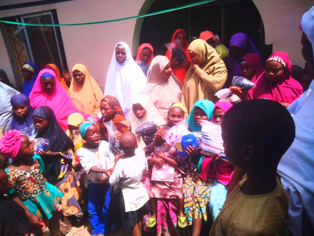 Basheernuhu01's tweet photo. PHOTOS: The incoming First Lady of Katsina State, insha Allah, Haj Zulaihat Dikko Radda, distributed Sallah clothes to less privileged people and orphans in Bakori LGA. The program was held under the chairpersonship, Haj Sadiya Bakori.
#SallahWellFerePackage2023. #DDSI
19.04.23 https://t.co/QhoHj54hxH