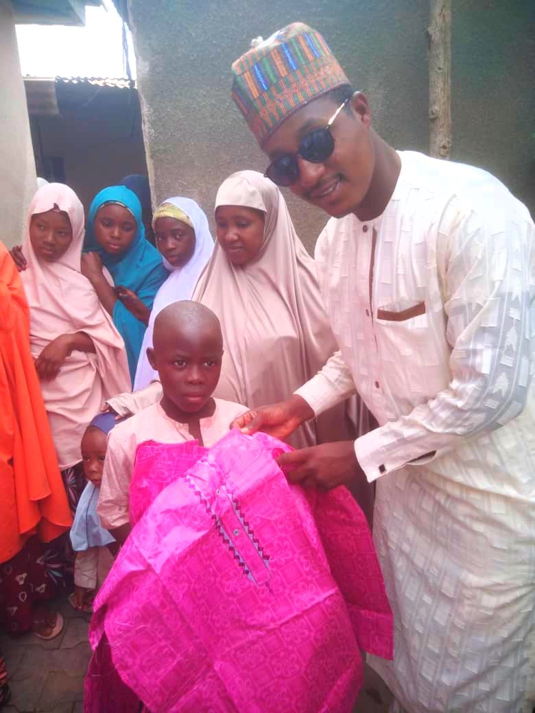 Basheernuhu01's tweet photo. PHOTOS: The incoming First Lady of Katsina State, insha Allah, Haj Zulaihat Dikko Radda, distributed Sallah clothes to less privileged people and orphans in Bakori LGA. The program was held under the chairpersonship, Haj Sadiya Bakori.
#SallahWellFerePackage2023. #DDSI
19.04.23 https://t.co/QhoHj54hxH