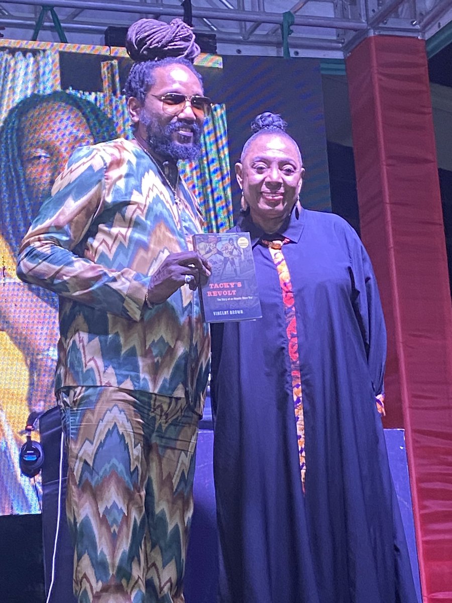 ⁦@Babsy_grange⁩ presented ⁦@Kabakapyramid⁩ with a gift… a book on the life of TACKY who lead a slave revolt! #TheKalling