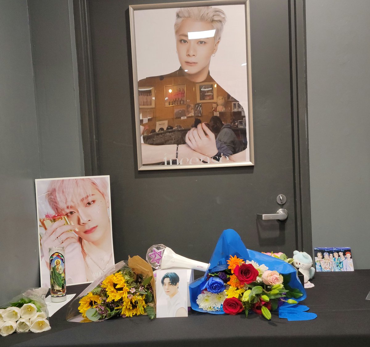 dailydoseofmoon's tweet photo. Moonbin's memorial in Los Angeles @ Choice Music. 

#MOONBIN | #문빈 https://t.co/yLk6rBD1bc