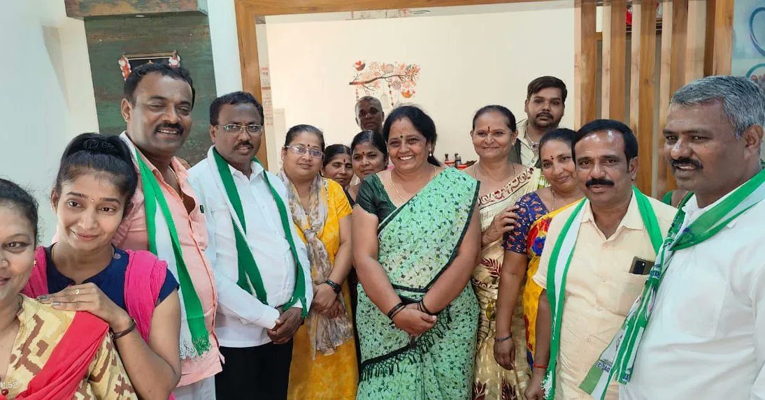 Rmanjunath_mla's tweet photo. ದಾಸರಹಳ್ಳಿ ಕ್ಷೇತ್ರದ ಜೆಡಿಎಸ್ ಪಕ್ಷದ ಅಭಿವೃದ್ಧಿ ಕಾರ್ಯಗಳನ್ನು ಮೆಚ್ಚಿ, ಚೊಕ್ಕಸಂದ್ರ ವಾರ್ಡ್ ರಮೇಶ್ ಮತ್ತು ಅವರ ಕುಟುಂಬ, ಪೀಣ್ಯ ಕೈಗಾರಿಕಾ ಪ್ರದೇಶ ವಾರ್ಡ್ನ ಮುಖಂಡರು, ಹಲವು ಮಹಿಳಾ ಮುಖಂಡರು, ಬಿ.ಜೆ.ಪಿ - ಕಾಂಗ್ರೆಸ್ ಪಕ್ಷವನ್ನು ತೊರೆದು ಜೆ.ಡಿ.ಎಸ್ ಪಕ್ಷಕ್ಕೆ ಸೇರ್ಪಡೆಗೊಂಡರು.
#jds #tdasarahalli #joinedjds #bengaluru https://t.co/kgbndc3pQp