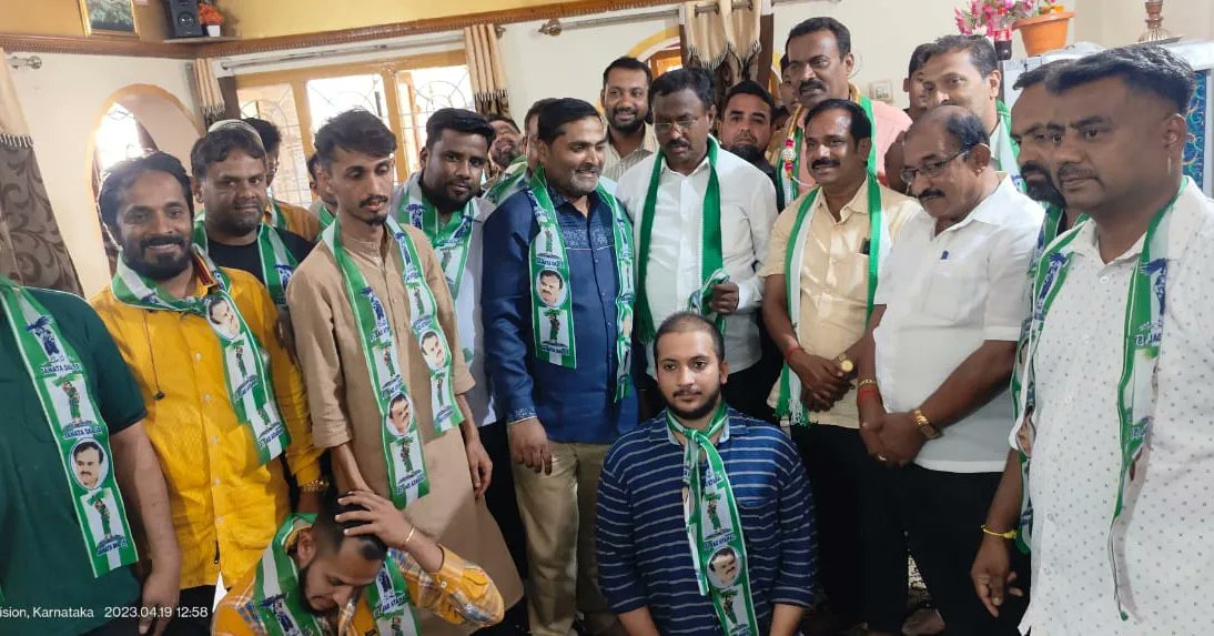Rmanjunath_mla's tweet photo. ದಾಸರಹಳ್ಳಿ ಕ್ಷೇತ್ರದ ಜೆಡಿಎಸ್ ಪಕ್ಷದ ಅಭಿವೃದ್ಧಿ ಕಾರ್ಯಗಳನ್ನು ಮೆಚ್ಚಿ, ಚೊಕ್ಕಸಂದ್ರ ವಾರ್ಡ್ ರಮೇಶ್ ಮತ್ತು ಅವರ ಕುಟುಂಬ, ಪೀಣ್ಯ ಕೈಗಾರಿಕಾ ಪ್ರದೇಶ ವಾರ್ಡ್ನ ಮುಖಂಡರು, ಹಲವು ಮಹಿಳಾ ಮುಖಂಡರು, ಬಿ.ಜೆ.ಪಿ - ಕಾಂಗ್ರೆಸ್ ಪಕ್ಷವನ್ನು ತೊರೆದು ಜೆ.ಡಿ.ಎಸ್ ಪಕ್ಷಕ್ಕೆ ಸೇರ್ಪಡೆಗೊಂಡರು.
#jds #tdasarahalli #joinedjds #bengaluru https://t.co/kgbndc3pQp
