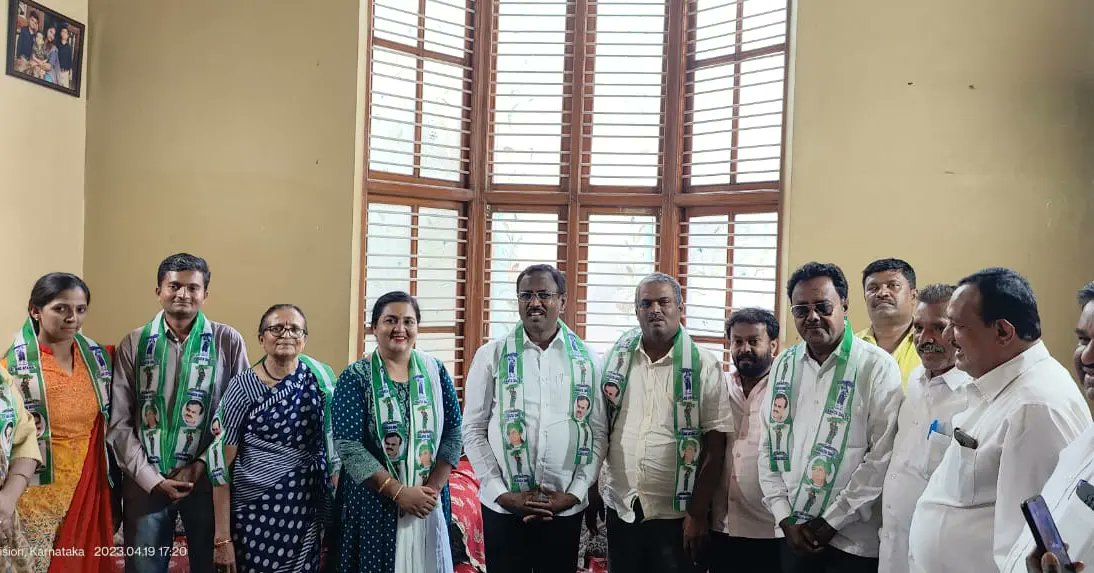 Rmanjunath_mla's tweet photo. ದಾಸರಹಳ್ಳಿ ಕ್ಷೇತ್ರದ ಜೆಡಿಎಸ್ ಪಕ್ಷದ ಅಭಿವೃದ್ಧಿ ಕಾರ್ಯಗಳನ್ನು ಮೆಚ್ಚಿ, ಚೊಕ್ಕಸಂದ್ರ ವಾರ್ಡ್ ರಮೇಶ್ ಮತ್ತು ಅವರ ಕುಟುಂಬ, ಪೀಣ್ಯ ಕೈಗಾರಿಕಾ ಪ್ರದೇಶ ವಾರ್ಡ್ನ ಮುಖಂಡರು, ಹಲವು ಮಹಿಳಾ ಮುಖಂಡರು, ಬಿ.ಜೆ.ಪಿ - ಕಾಂಗ್ರೆಸ್ ಪಕ್ಷವನ್ನು ತೊರೆದು ಜೆ.ಡಿ.ಎಸ್ ಪಕ್ಷಕ್ಕೆ ಸೇರ್ಪಡೆಗೊಂಡರು.
#jds #tdasarahalli #joinedjds #bengaluru https://t.co/kgbndc3pQp