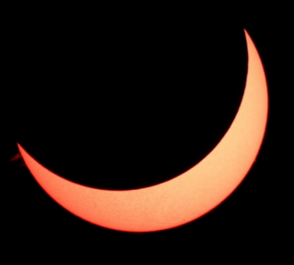 infoAstronomy's tweet photo. Update 10:15 WIB - Bulan semakin menutupi Matahari dalam proses #GerhanaMatahariHibrida saat ini. Gunakan kacamata berfilter khusus Matahari untuk melihat gerhana Matahari. https://t.co/5ABVXjkHQE