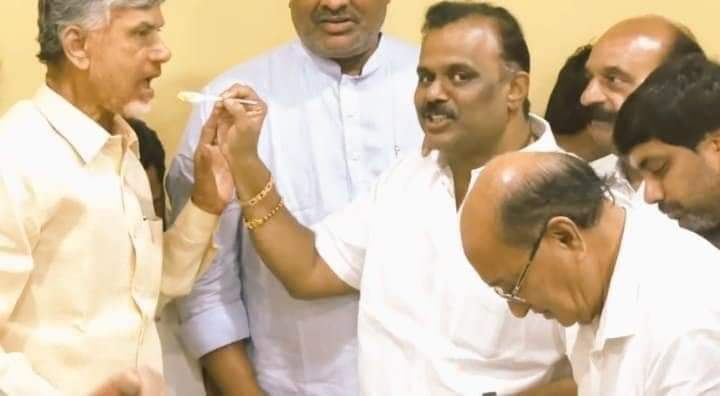Vnaveen121's tweet photo. చంద్రబాబు నాయుడు గారికి జన్మదిన శుభాకాంక్షలు తెలియజేస్తున్న...💐💐🌹🌹
      రేపల్లె నియోజకవర్గం
 శాసనసభ్యులు.
 గౌరవనీయులు
శ్రీ అనగాని సత్యప్రసాద్ గారు.
@SatyaAnagani @iDharaniTDP
@pasumarthi66 @NAVEENNANNA1
@avskalarao @CBN_ARMY @itdp #HBDVisionaryLeader
#Anagani https://t.co/O83oyIXXUl
