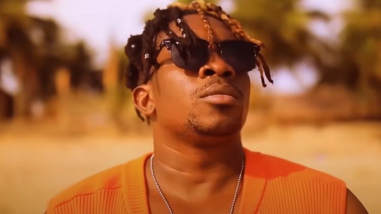 Archianti's tweet photo. Pour le moment c'est 1 - 0 pour #LilIba,
Car #2Bto n'a pas été capable de rentrer dans le studio après que Lil Iba l'a directement pris par son nom sur un beat hyper stylé en le clashant.
Rentrez dans le studio comme #AdjiOneCentiago, tjrs là pr le #RAP
À svr
#Dôkèra
#Dokeraten https://t.co/vIYKy7Xud2