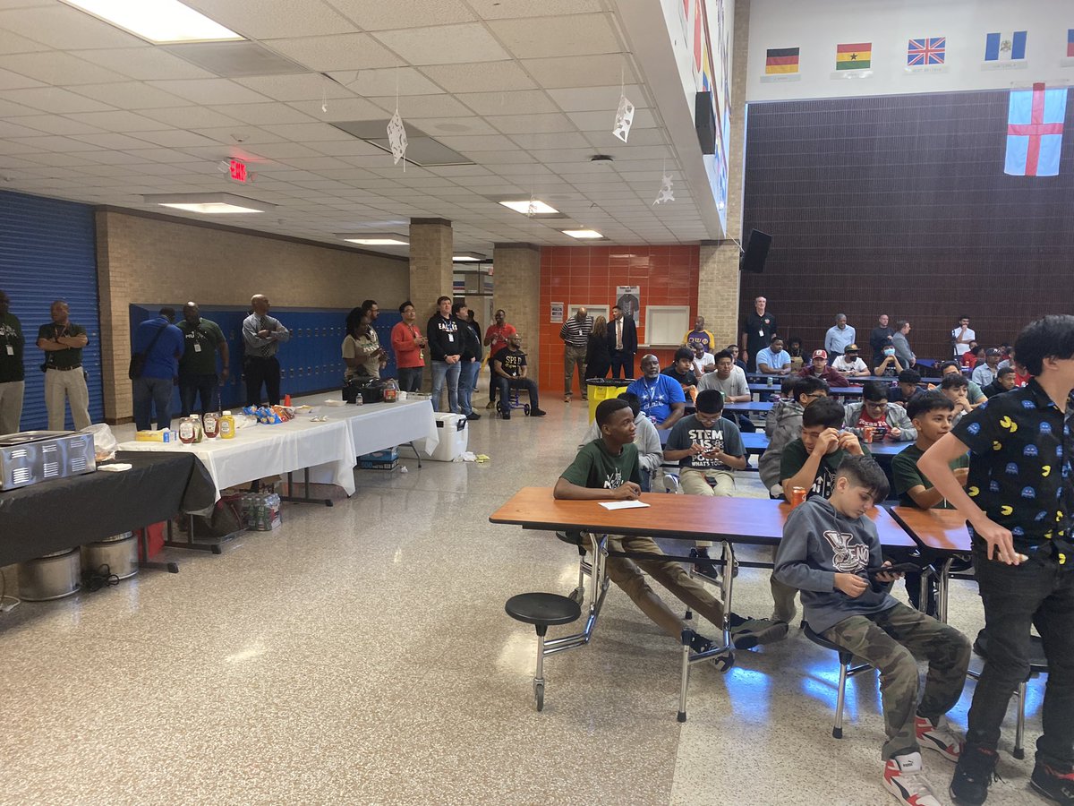 Mr_APelt's tweet photo. The Man Up! event at Olle Middle School was a huge success! Dr. Mays spoke about the importance of having mentors and being a mentor. What a turnout! @OlleMightyOwls @AliefISD @SkilesPrincipal @alief_rrd @mrsmmanderson https://t.co/tbwkW47FGX