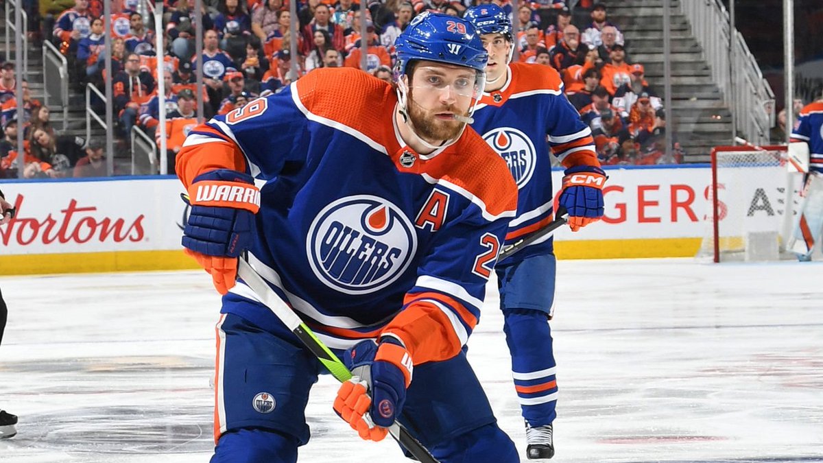 StatsCentre's tweet photo. Highest career points per game - #StanleyCup Playoff history (min. of 8 GP):
1.84- Wayne Gretzky
1.62- @EdmontonOilers Leon Draisaitl (63 in 39 via 1G-1A so far tonight vs LAK)
1.61- Mario Lemieux
1.53- Barry Pederson
1.44- Connor McDavid
1.32- Nathan MacKinnon
1.25- Mark Mesiser https://t.co/B9iJrrF3fJ